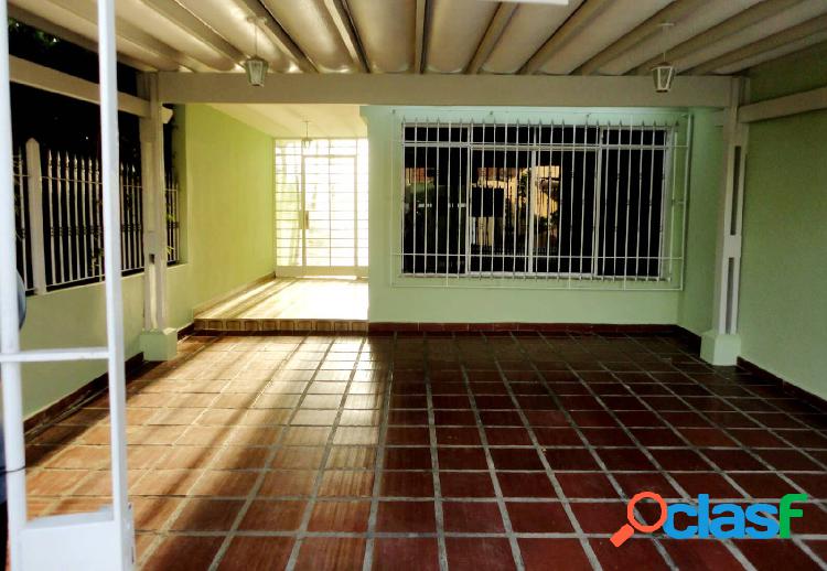 Sobrado à venda de 150m² com 3 dormitórios, 1 suíte e 2
