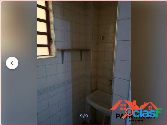 Apartamento KitNet sendo que tem divisoria separando quarto