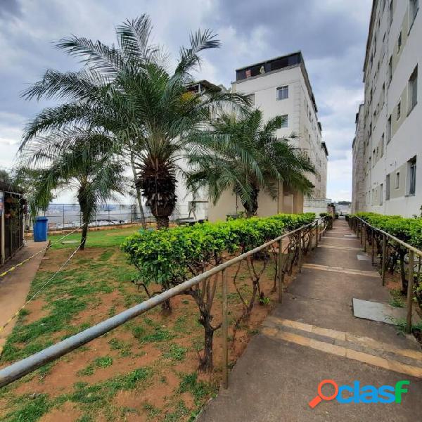 Apartamento com área privativa e vaga livre.