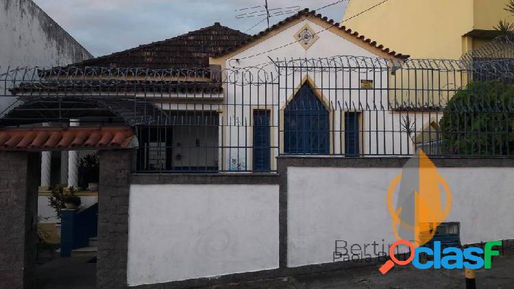 CASA COM 3 QUARTOS VAGA DE GARAGEM E QUINTAL