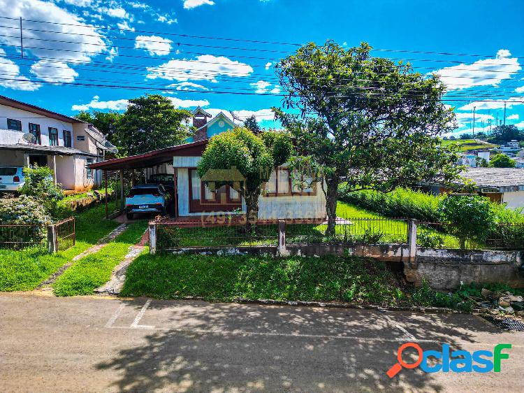 CASA EM MADEIRA COM AMPLO TERRENO DISPONÍVEL PARA VENDA