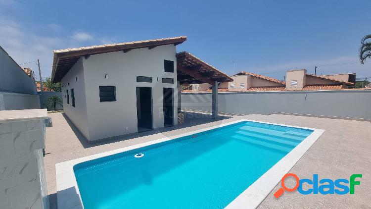 Casa com piscina a venda em Itanhaém - 800m do mar.