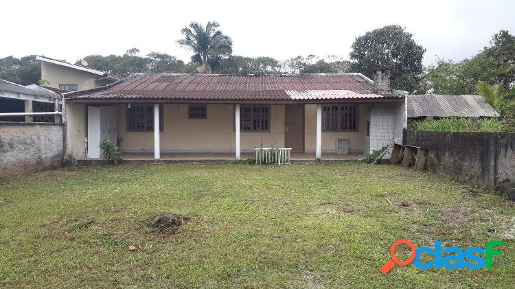 Casa com amplo terreno próxima da praia