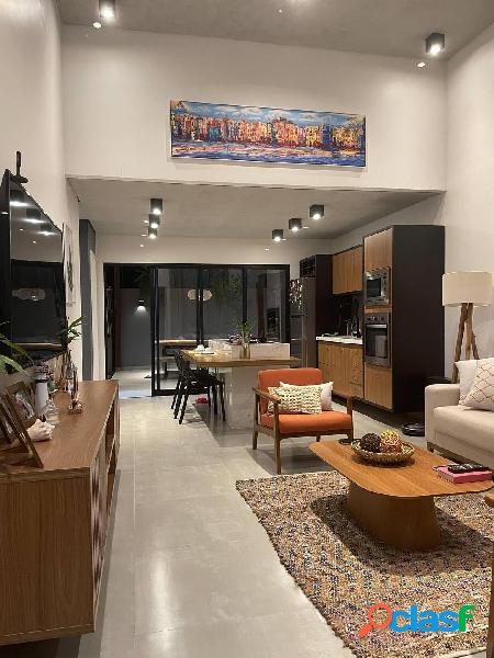 Linda casa morada dos pássaros fino acabamento.