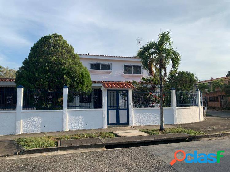 Venta de Hermosa Casa Quinta de esquina Urb Las Clavellinas,