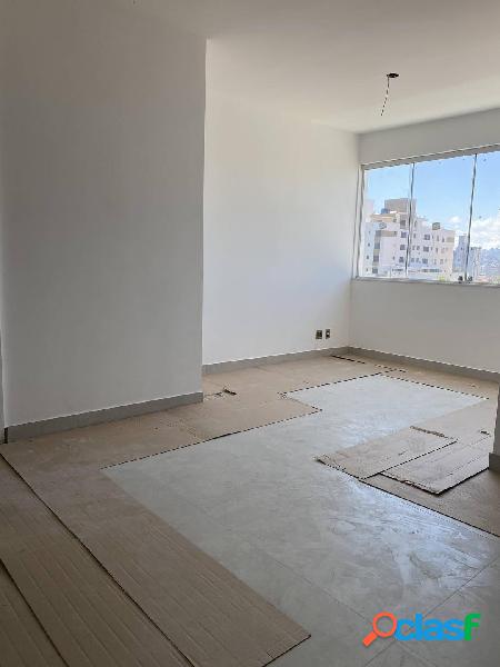 Lindo apartamento de três quartos com suíte e duas vagas