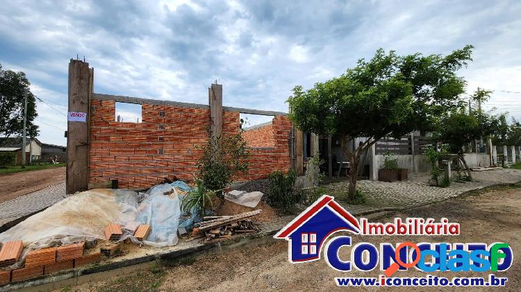C252 - Residência de esquina localizada no balneário