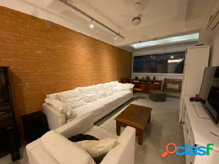 Apartamento com 4 quartos e dependência completa reformado