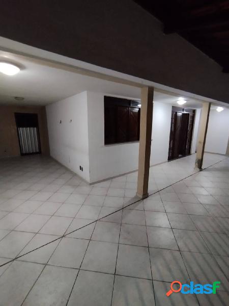 Casa com 4/4 segura e bem localizada