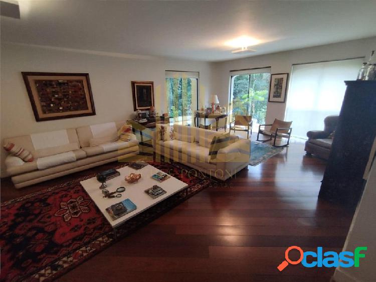 Apartamento espaçoso, com acabamentos sofisticados,