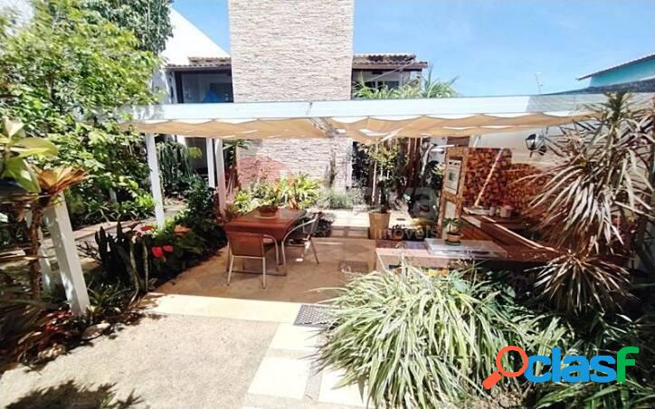 Casa com 3 dormitórios à venda, 140 m² por R$ 600.000,00