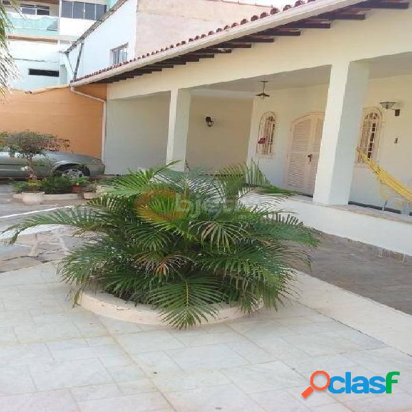 Casa com 3 dormitórios à venda, 450 m² por R$