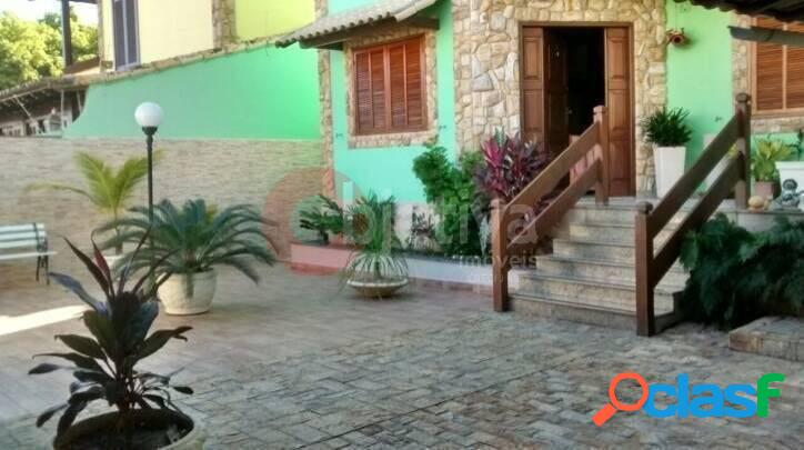 Casa com 4 dormitórios à venda, 360 m² por R$