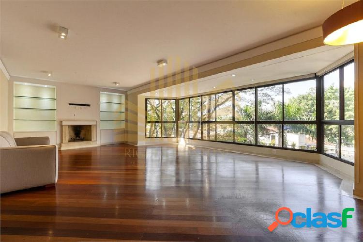 Primoroso apartamento, com acabamentos refinados, localizado