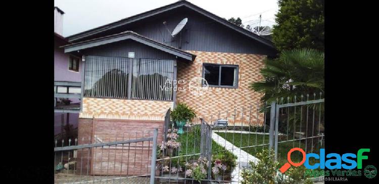 Vende-se uma linda casa com patio separado em Gramado ·