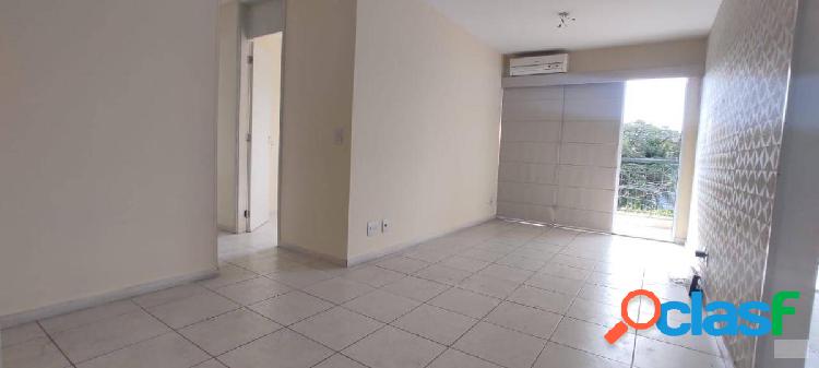 Apartamento 2 quartos (1 suíte) com armários. Condomínio