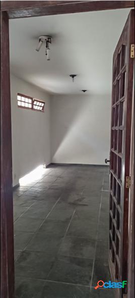 Casa 3 Quartos (1 Suíte), 2 Salas E Garagem Proxima ao
