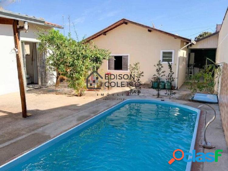Casa com piscina, edícula e localização privilegiada nos