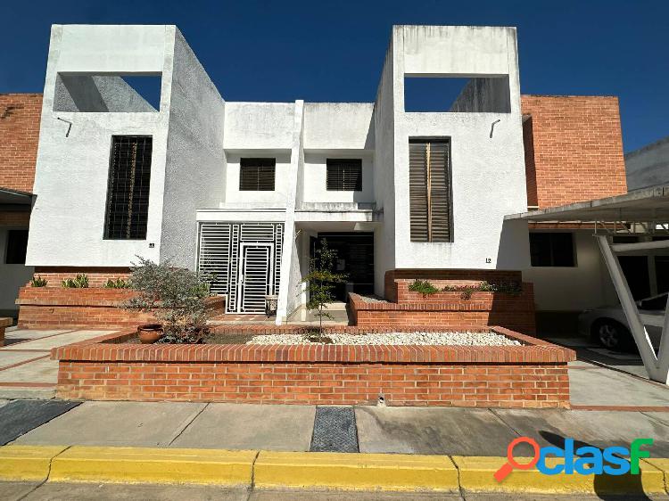 VENTA DE MODERNO TOWN HOUSE EN ALTOS DE GUATAPARO, RESD. LAS