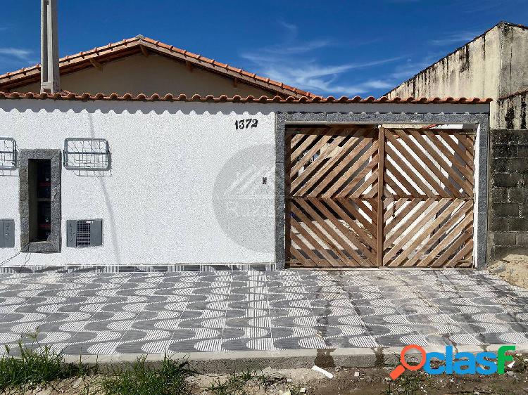 Casa nova com piscina a venda em Itanhaém/SP.