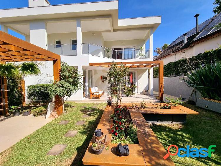 Linda casa com um belo quintal no Condomínio Morada dos