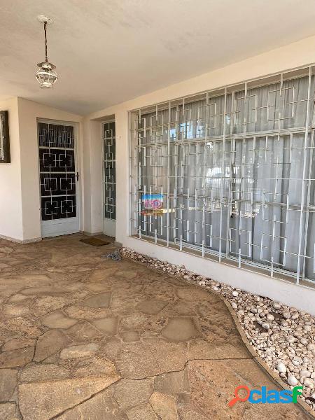 Casa com 3 quartos, 306m², à venda