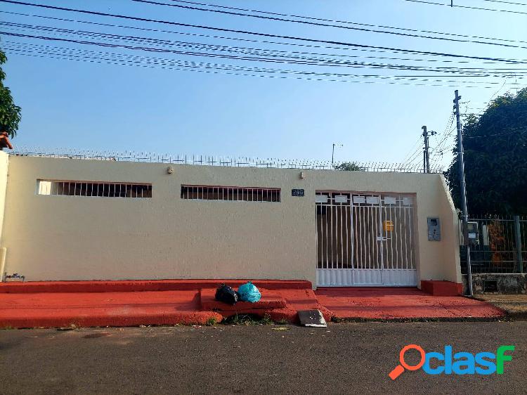 Casa para locação em excelente localização, no bairro