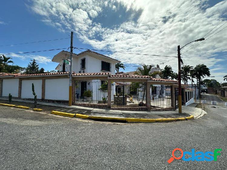 En Venta amplia quinta en Colinas de Guataparo, calle