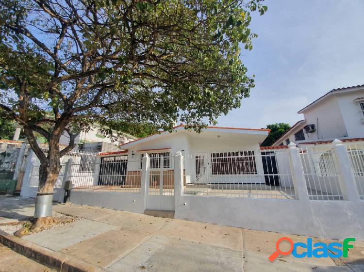 Bella Casa Remodelada en Venta en el Trigal Sur. Calle