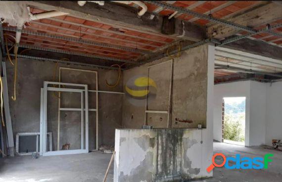 Beliacutessima casa inacabada fica no ponto alto do