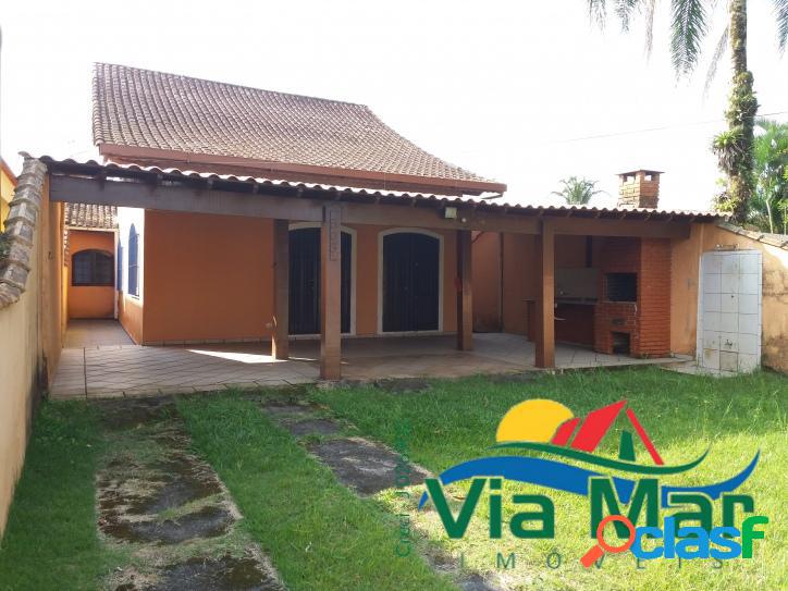 Casa ampla 03 dormitórios com pé direito duplo.