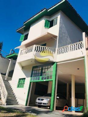 Casa com 03 dormitórios em condomínio.