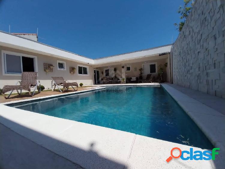 Casa com 03 quartos e piscina á uma quadra do mar -