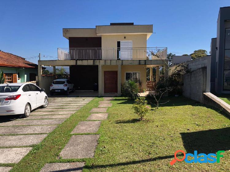 Casa com 03 suítes cercada de verde
