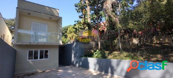 Casa com 03 suítes na Granja Viana.