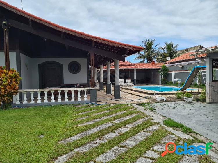 Casa com 900m² de área total, 4 dormitórios e piscina -