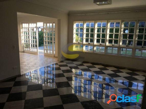 Casa com charmosa fachada no Alpha
