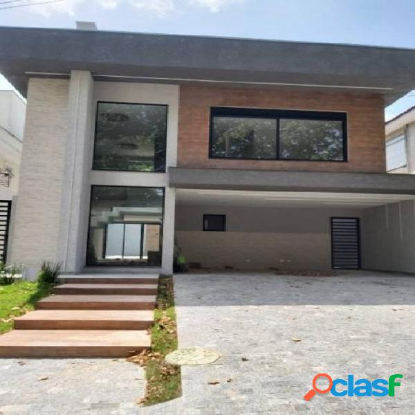 Casa nova Com amplos espaccedilos