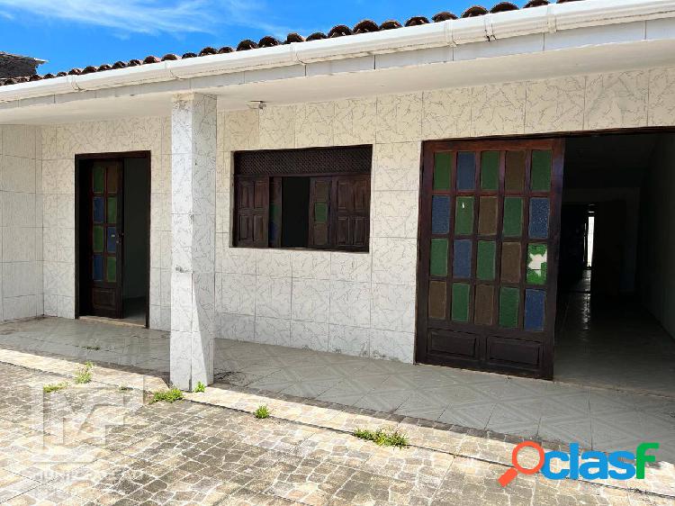 Casa três quartos, Cond. Fechado, próx. Feirinha do