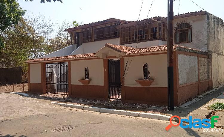 En venta Amplia Casa en la Urbanización El Pinar -