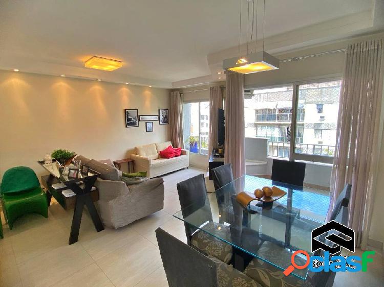 LINDO APARTAMENTO, 03 DORMITÓRIOS, LADO PRAIA E EM ÓTIMA