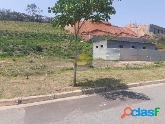 Lote de esquina, ótima localização.