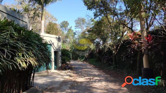 Lote murado, com 1.127 m² em Condomínio.