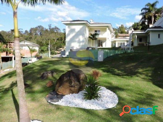 Magniacutefica casa localizada em condomiacutenio com