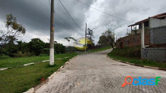 Terreno com 2.500 m² em condomínio.