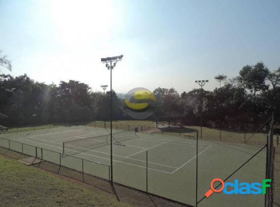 Terreno com 880m² no Golf Village