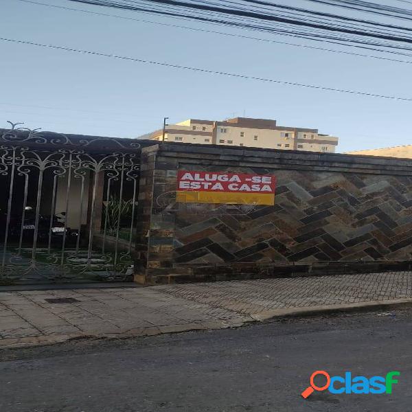 ALUGA-SE CASA PARA FINS COMERCIAIS NO CENTRO DE MONTES