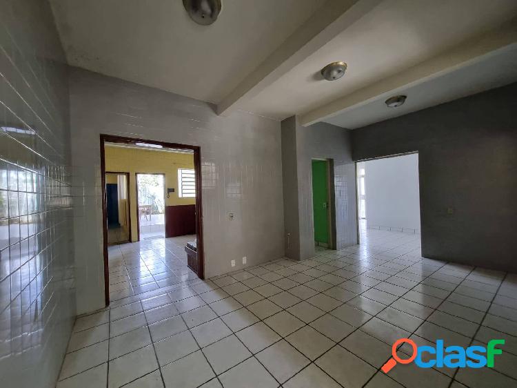 Casa com área de 1.190 m2 alugando em Cach. de