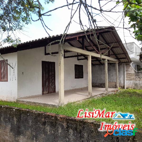 Casa em alvenaria - construída em rua comercial