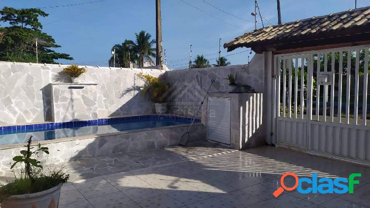 Casa com piscina á venda em Itanhaém, litoral de SP.